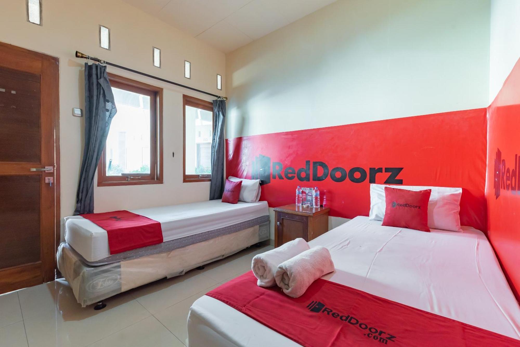 Hotel RedDoorz near Pasar Pagi Cirebon 2 Esterno foto