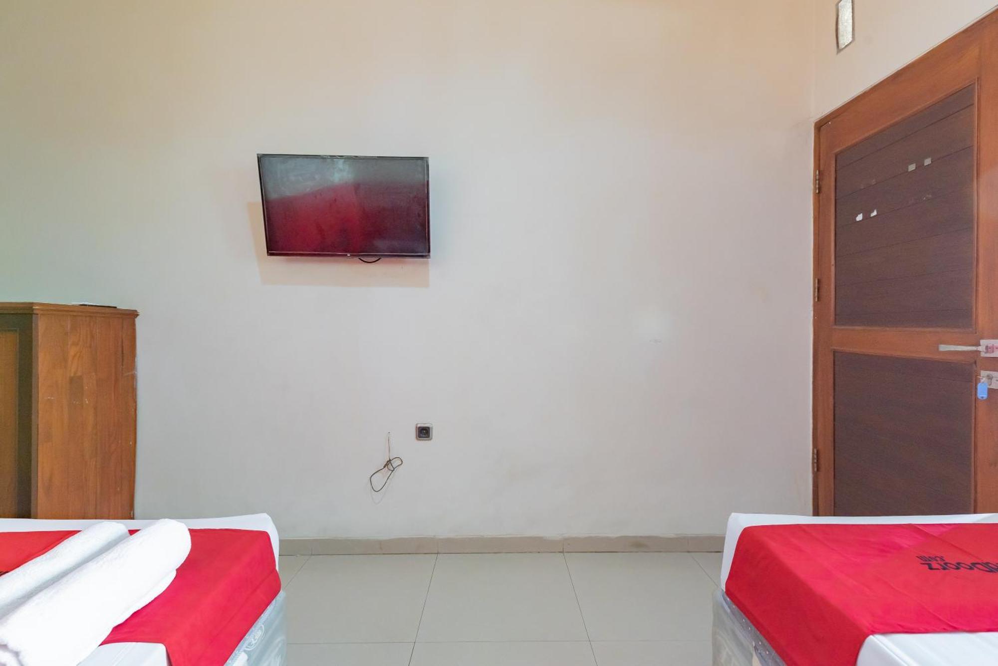 Hotel RedDoorz near Pasar Pagi Cirebon 2 Esterno foto