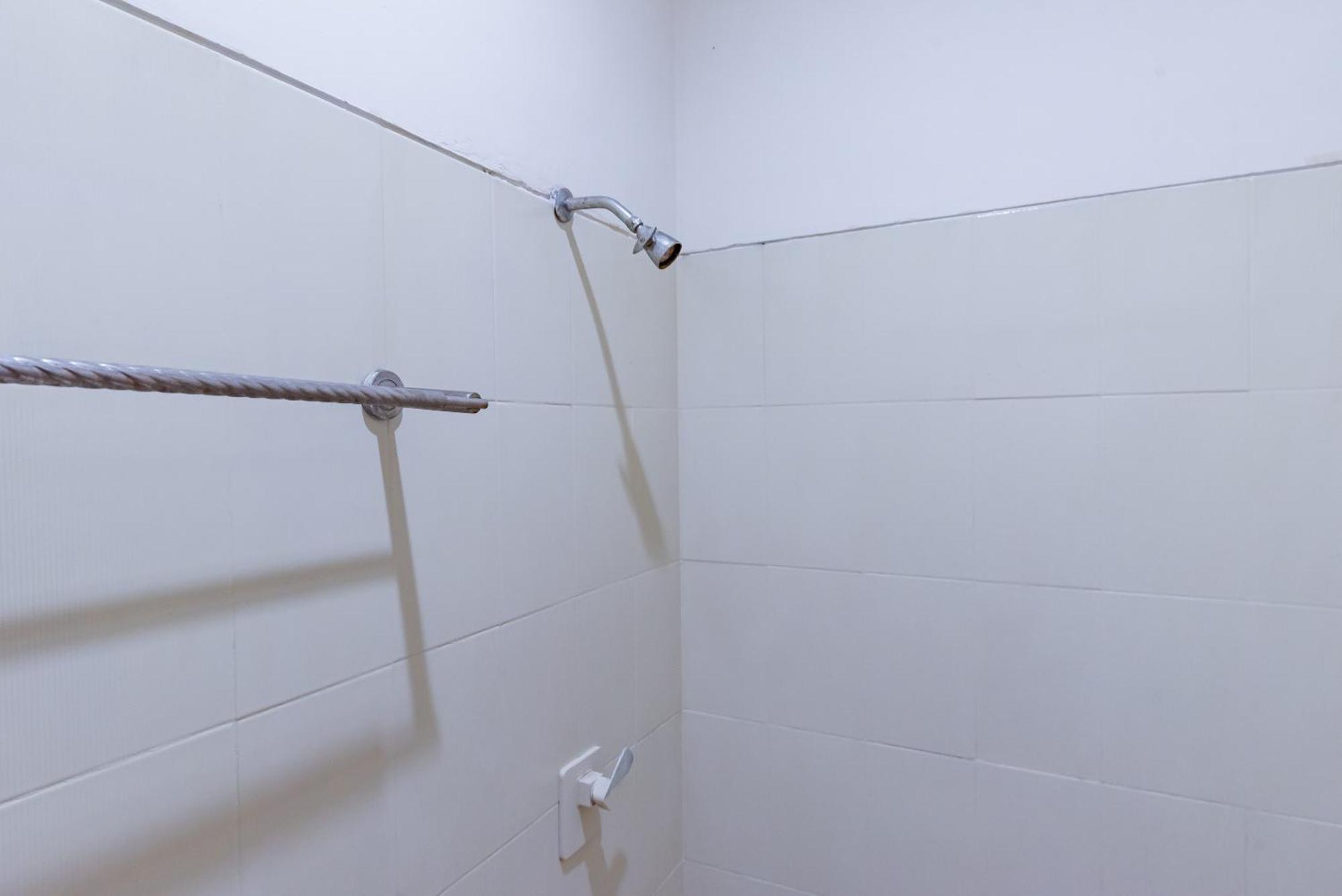 Hotel RedDoorz near Pasar Pagi Cirebon 2 Esterno foto