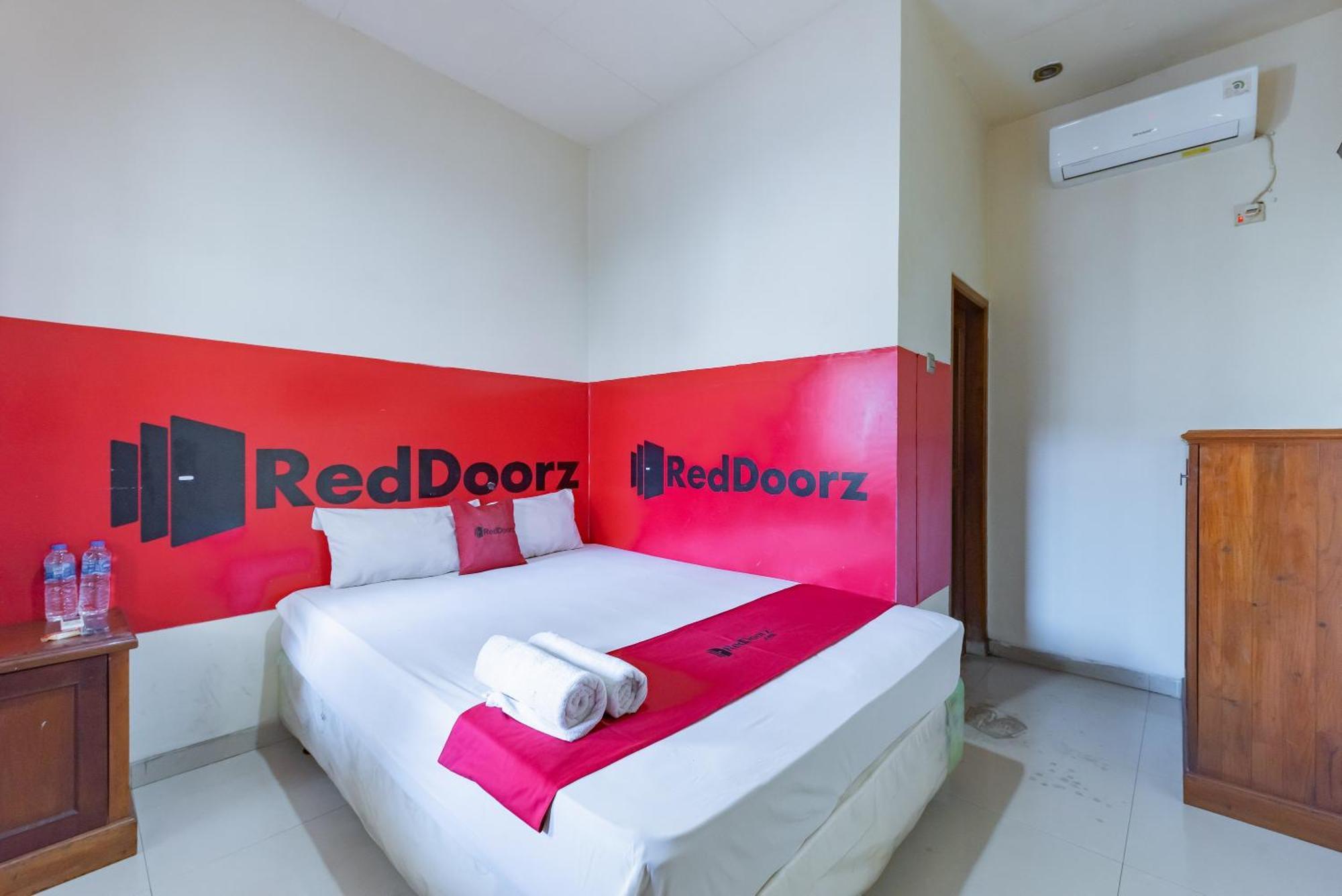 Hotel RedDoorz near Pasar Pagi Cirebon 2 Esterno foto