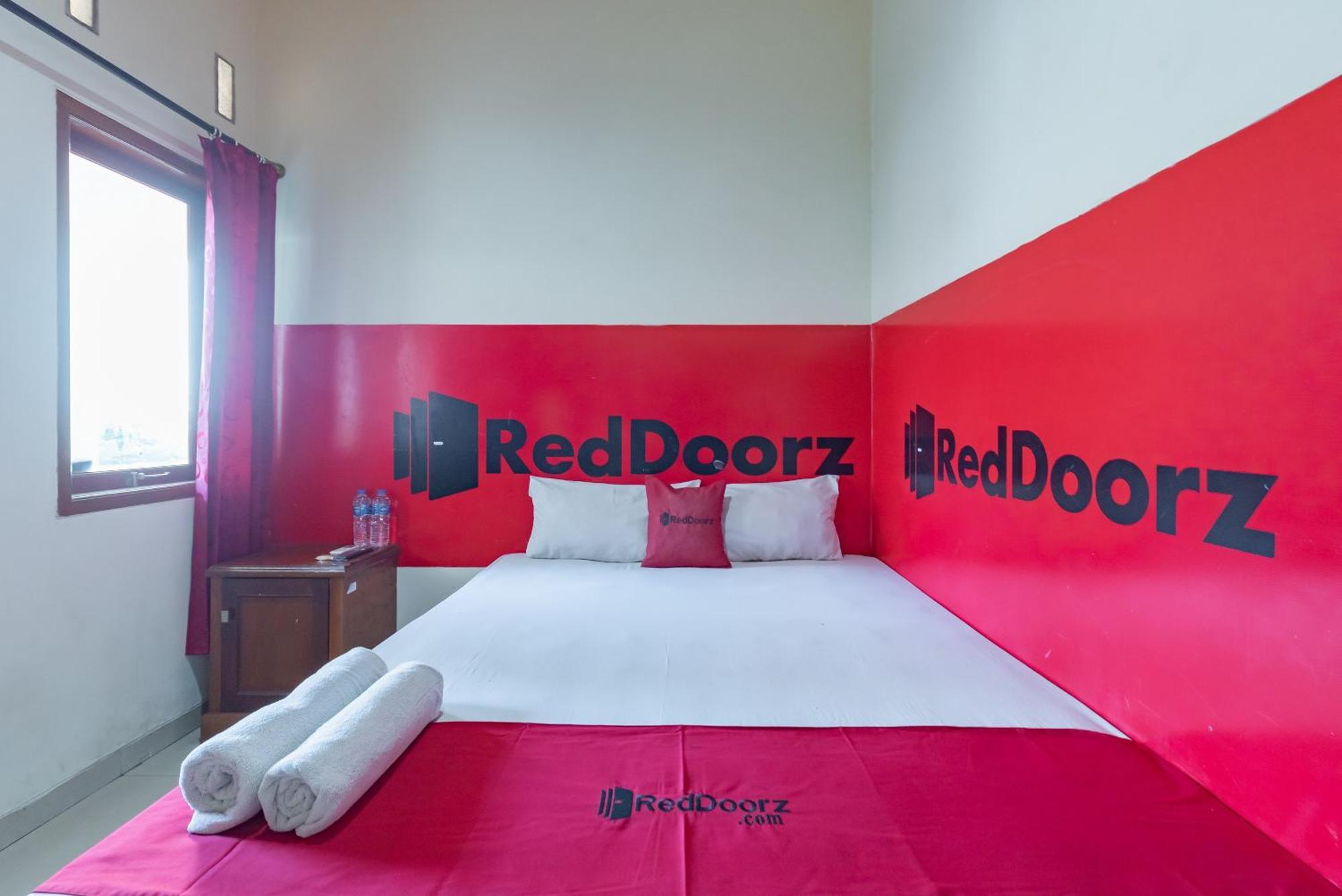 Hotel RedDoorz near Pasar Pagi Cirebon 2 Esterno foto
