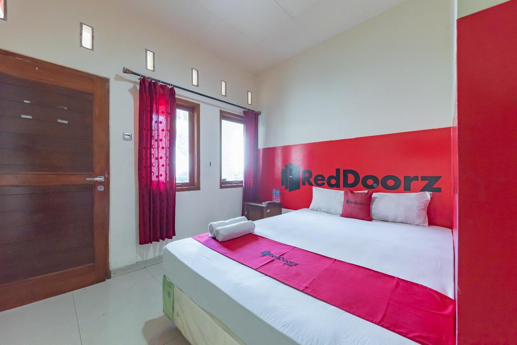 Hotel RedDoorz near Pasar Pagi Cirebon 2 Esterno foto