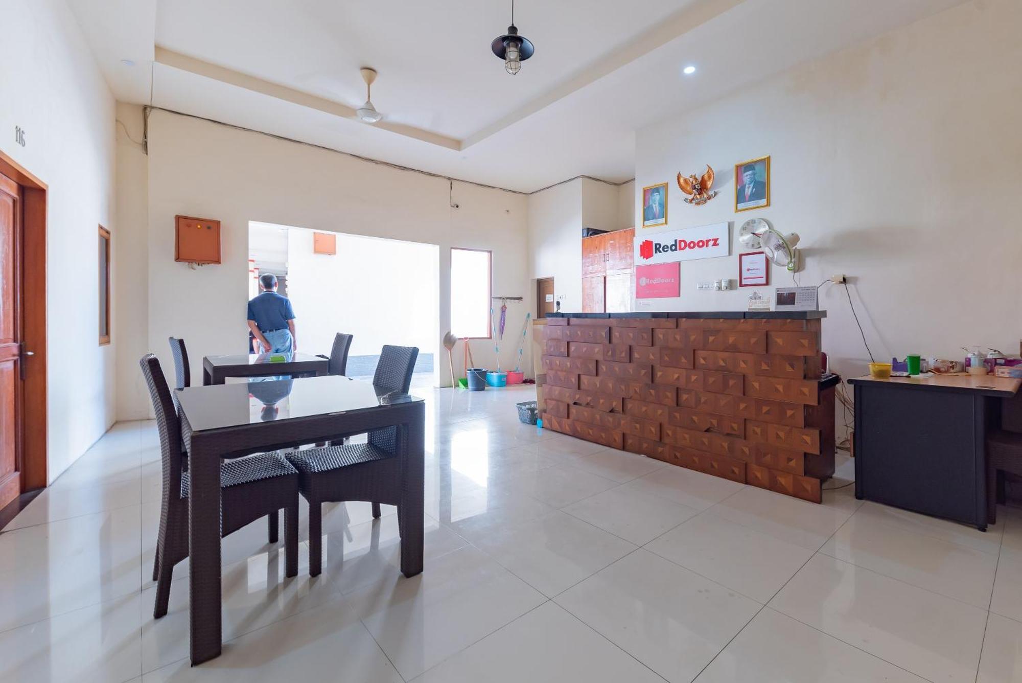 Hotel RedDoorz near Pasar Pagi Cirebon 2 Esterno foto