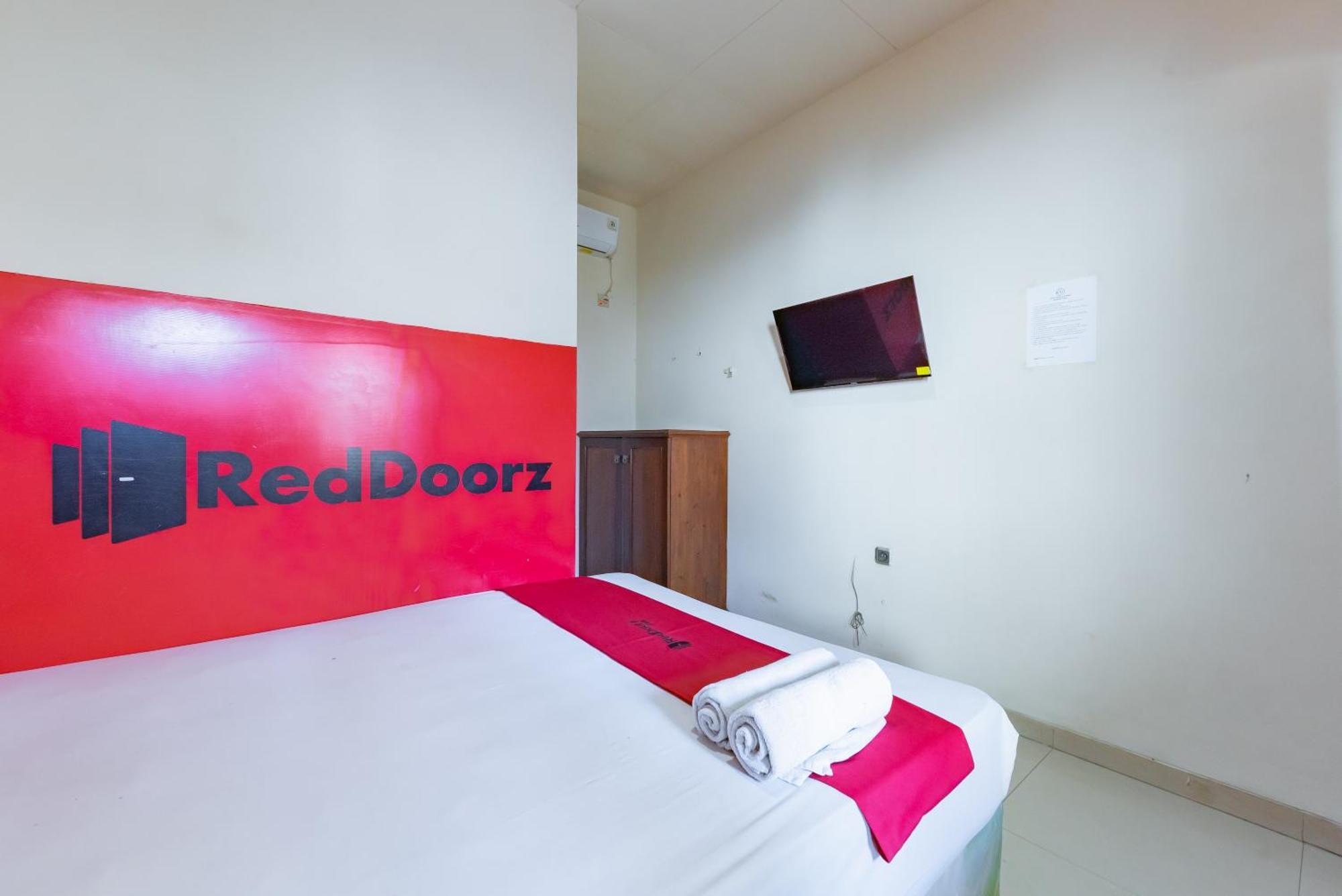 Hotel RedDoorz near Pasar Pagi Cirebon 2 Esterno foto