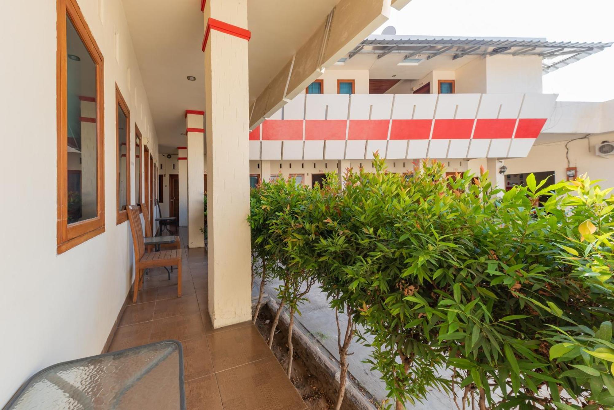 Hotel RedDoorz near Pasar Pagi Cirebon 2 Esterno foto