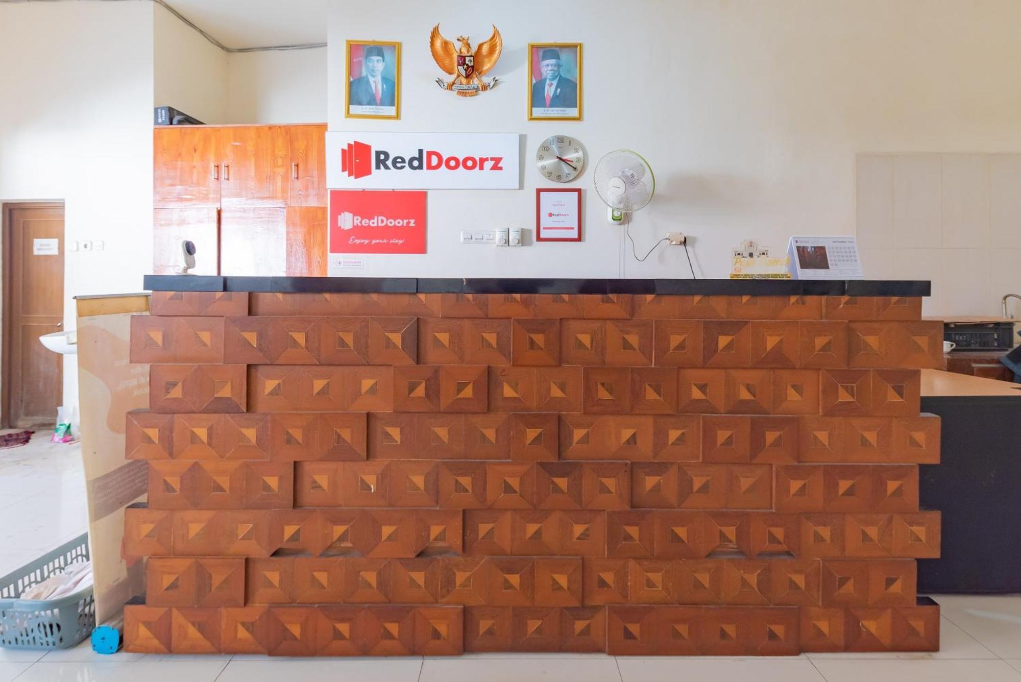 Hotel RedDoorz near Pasar Pagi Cirebon 2 Esterno foto