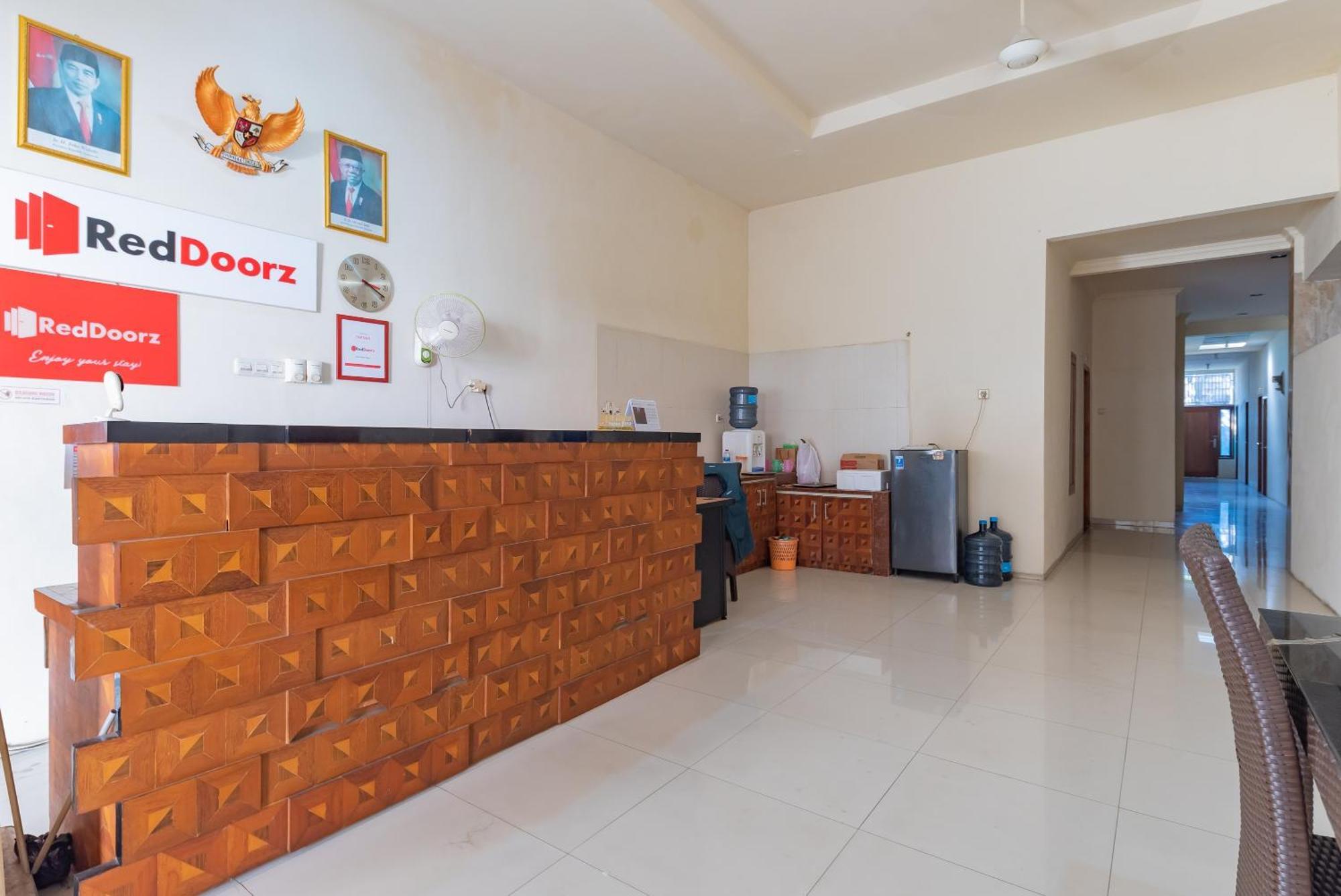 Hotel RedDoorz near Pasar Pagi Cirebon 2 Esterno foto