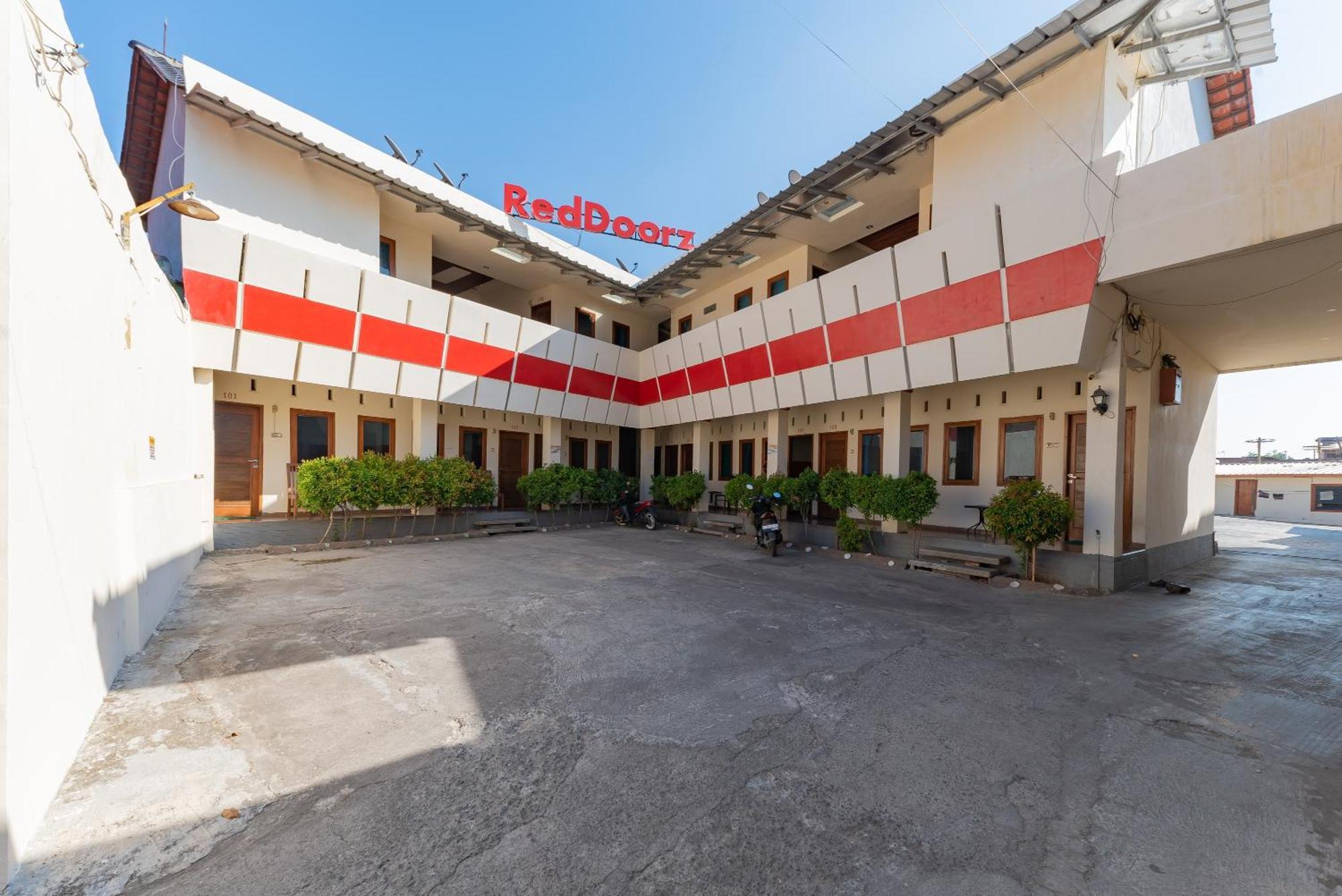 Hotel RedDoorz near Pasar Pagi Cirebon 2 Esterno foto