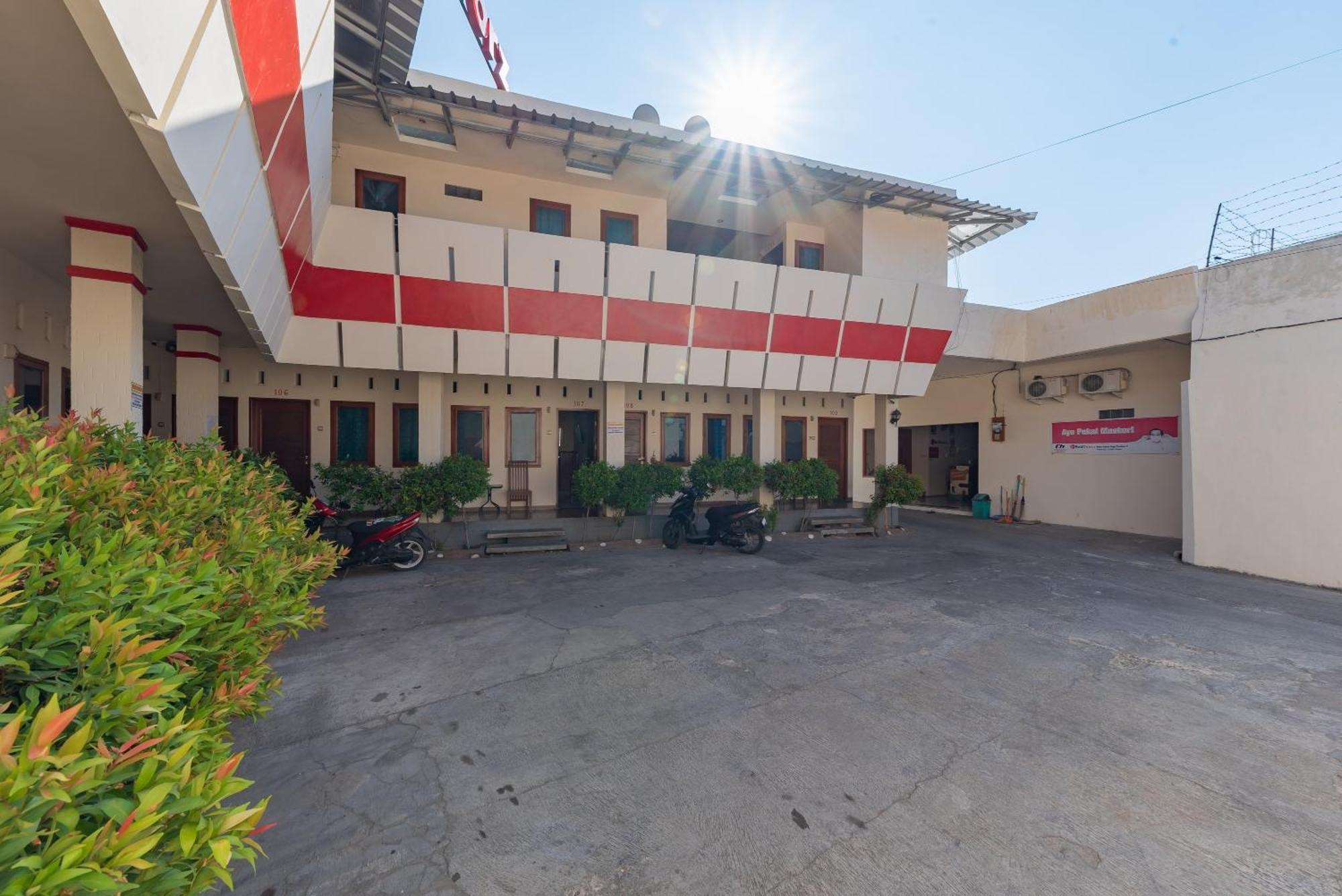 Hotel RedDoorz near Pasar Pagi Cirebon 2 Esterno foto