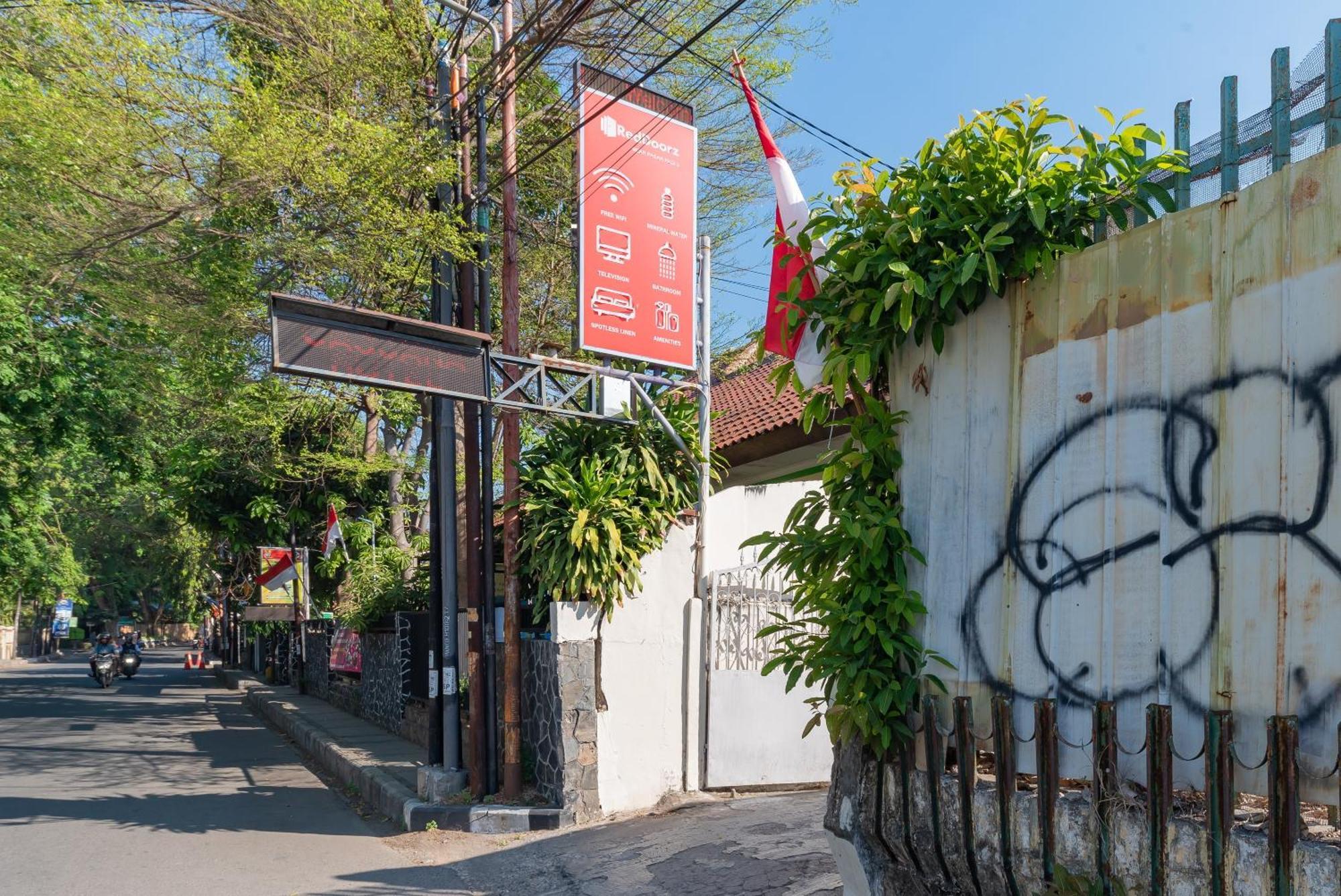 Hotel RedDoorz near Pasar Pagi Cirebon 2 Esterno foto